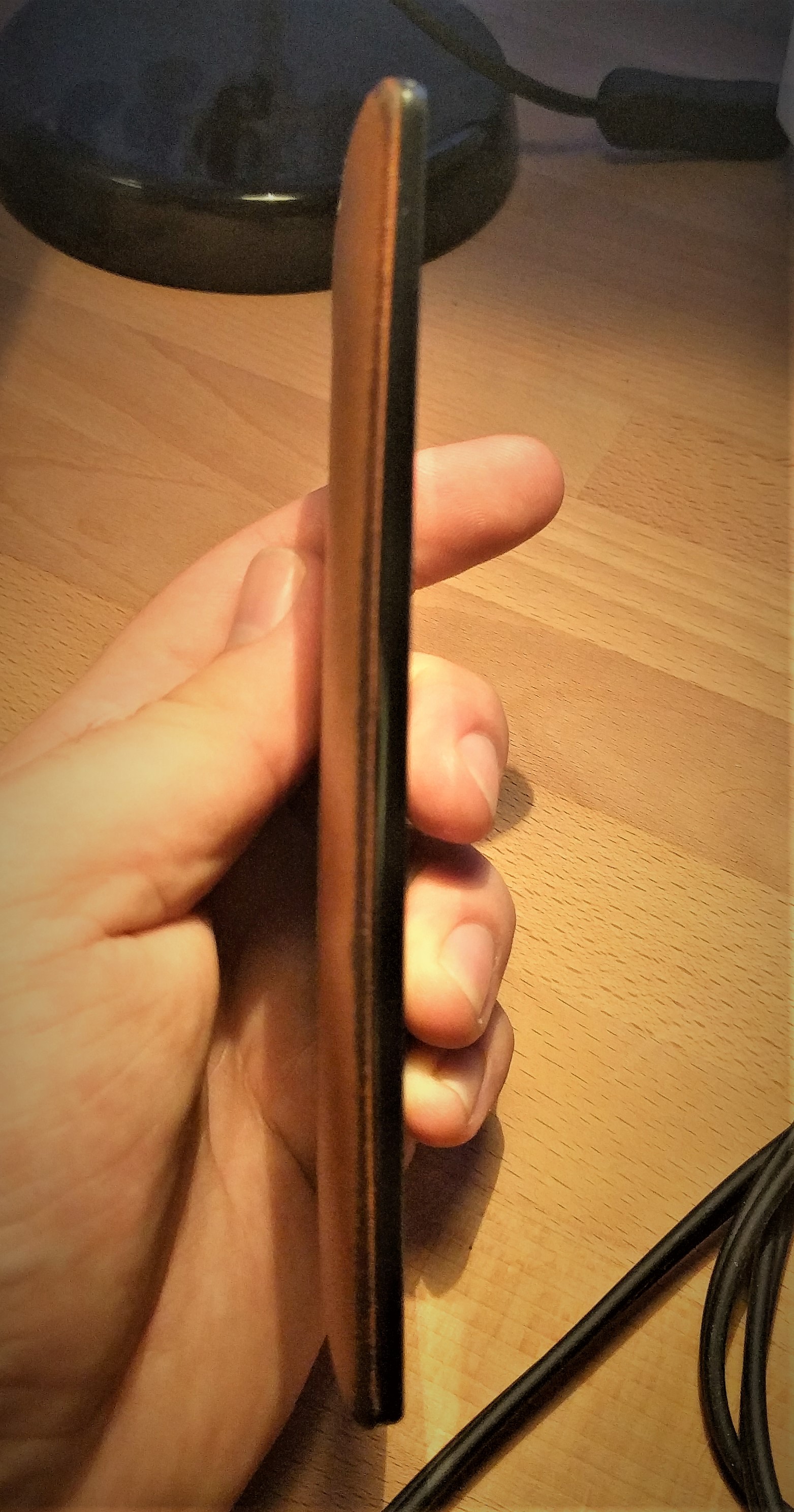 Side on view of LG G4